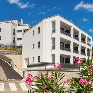 Belinda With Balcony Apartman